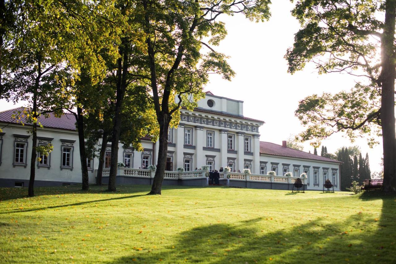 Taujenu Dvaro Sveciu Namai Towiany Exterior foto