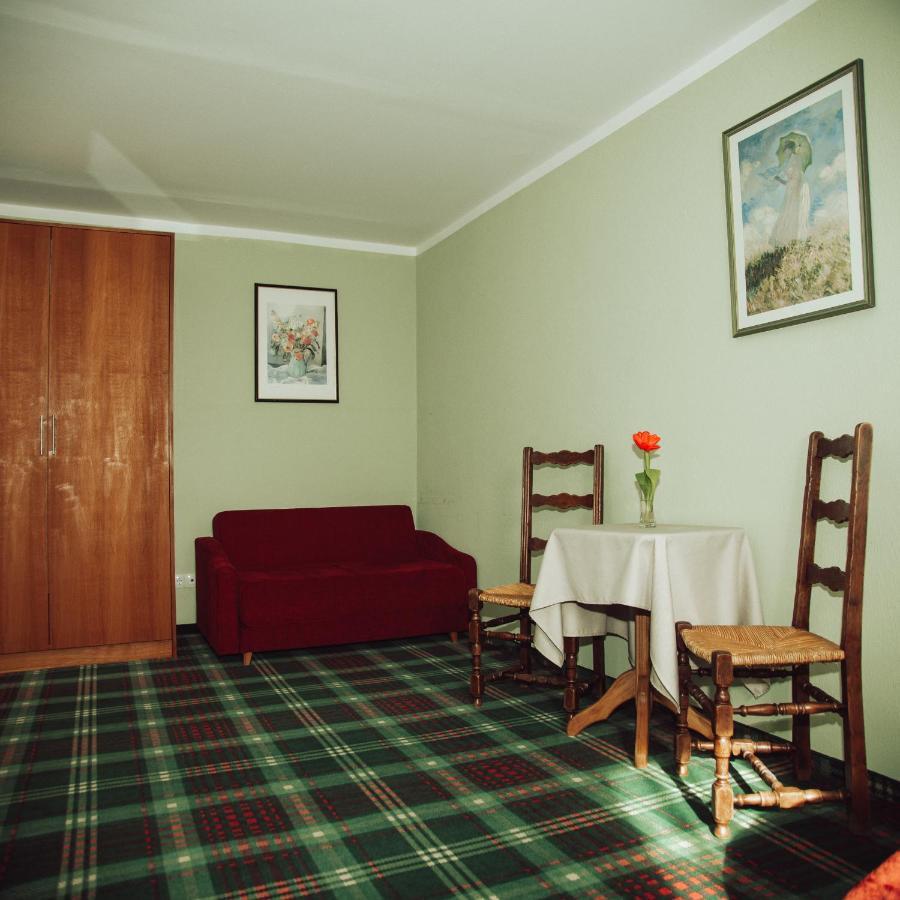 Taujenu Dvaro Sveciu Namai Towiany Exterior foto