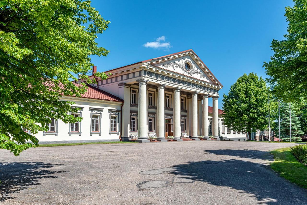 Taujenu Dvaro Sveciu Namai Towiany Exterior foto