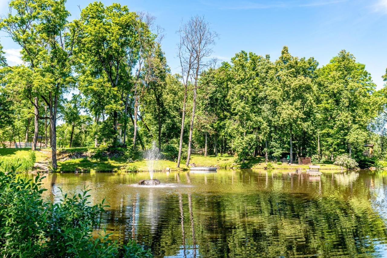 Taujenu Dvaro Sveciu Namai Towiany Exterior foto