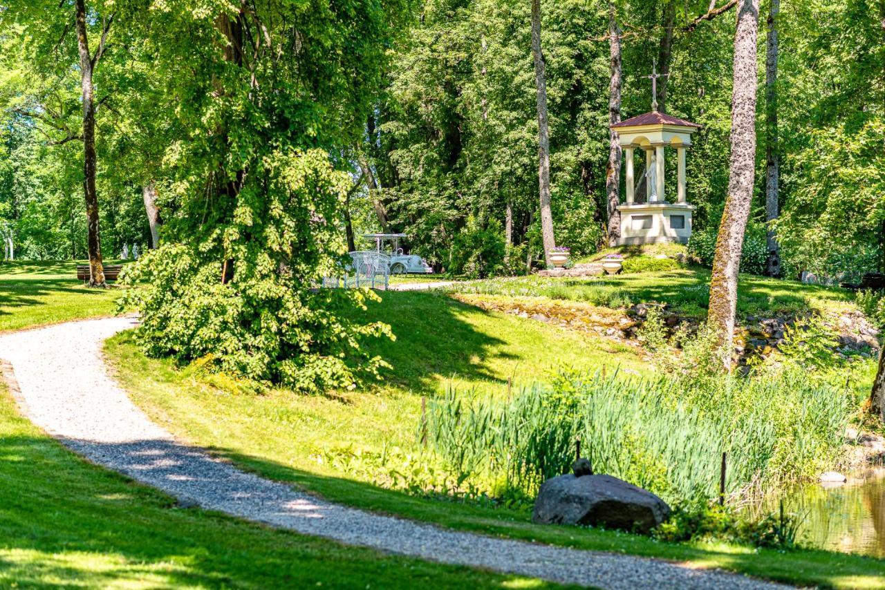 Taujenu Dvaro Sveciu Namai Towiany Exterior foto